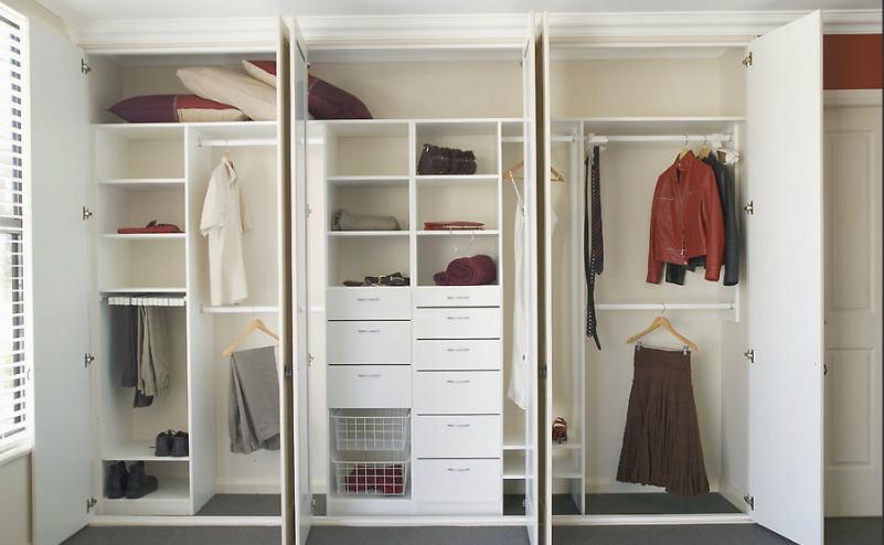 Tủ quần áo dạng mở gắn tường làm từ chất liệu gỗ acrylic